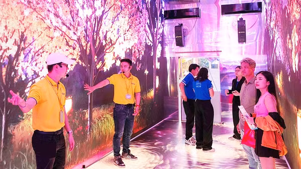 Khách tham quan trải nghiệm dịch vụ tại Ngày hội Du lịch Thành phố Hồ Chí Minh năm 2026.