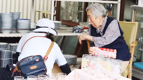 Các nhân viên giao sữa tại nhà giúp người già cảm thấy bớt cô đơn. Ảnh: NIKKEI