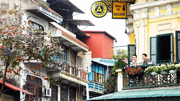 Nhiều quán cà-phê tại Hà Nội tận dụng vị trí đắc địa để thu hút khách. Ảnh: K.MINH