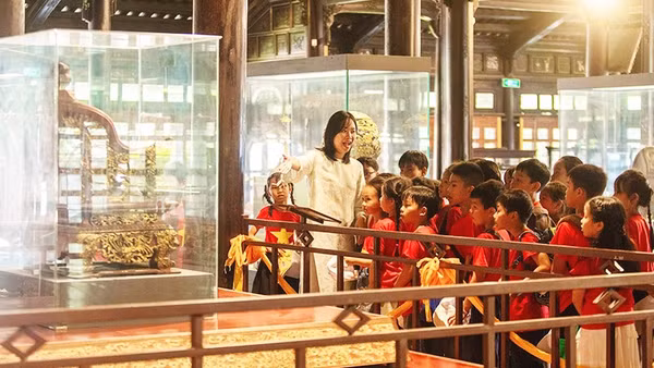 Các em học sinh tham quan trải nghiệm tại Bảo tàng Cổ vật Cung đình Huế.