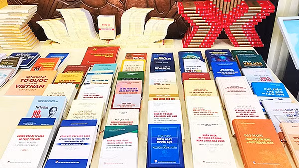 Họa sĩ Nguyễn Tấn Phát hướng dẫn các bạn trẻ thực hành với sơn mài tại đình Hà Vĩ.