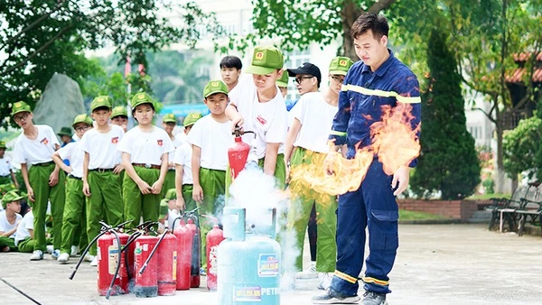 Mạnh dạn thực hành sử dụng bình chữa cháy.