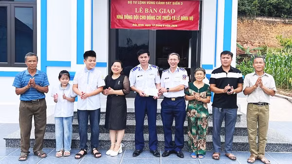 Bàn giao nhà mới cho chiến sĩ Vùng Cảnh sát biển 3