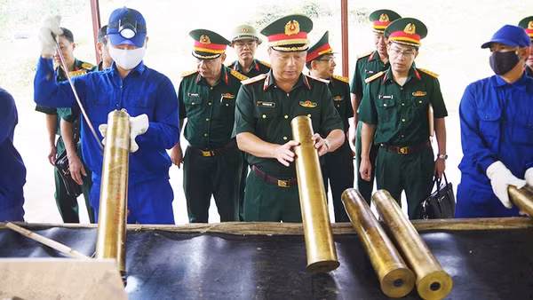 Kiểm tra công tác tại khu xử lý đạn.