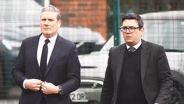Thủ tướng Keir Starmer (bên trái) và chính trị gia kỳ cựu Andy Burnham. Ảnh: GETTYIMAGES