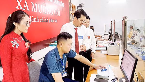 Tổ công tác của tỉnh Sơn La kiểm tra việc vận hành Trung tâm Phục vụ hành chính công xã Mường Cơi.
