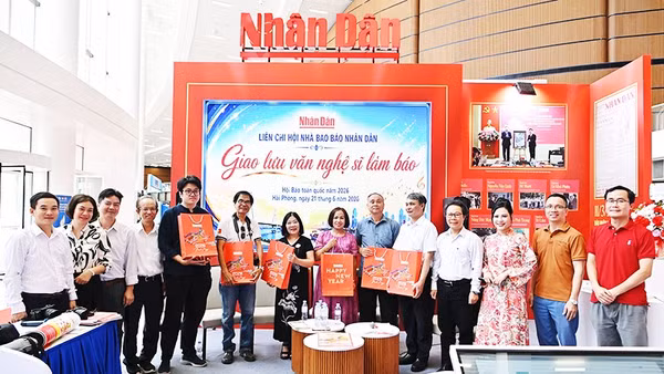 Các văn nghệ sĩ Hải Phòng đón nhận những ấn phẩm đặc biệt của Báo Nhân Dân. Ảnh: THỦY NGUYÊN