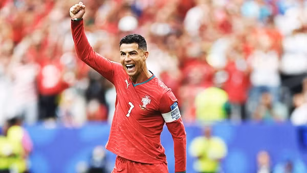 Ronaldo trở thành cầu thủ lớn tuổi thứ hai ghi bàn trong lịch sử World Cup, sau Roger Milla.