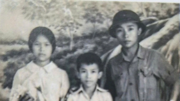 Đồng chí Nguyễn Trung Thu cùng hai em ruột Nguyễn Thị Năm và Nguyễn Mạnh Cường gặp nhau sau Ngày giải phóng miền nam (tháng 5-1975). Ảnh do nhân vật cung cấp