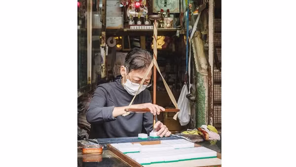 Ở tuổi 68, bà là nữ nghệ nhân cuối cùng còn bền bỉ gìn giữ nghề truyền thống này. Ảnh: CNN