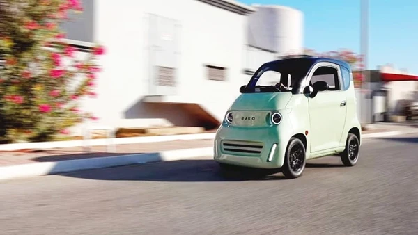 Mẫu xe Bee được trang bị tấm pin mặt trời trên nóc. Ảnh: BAKO MOTORS