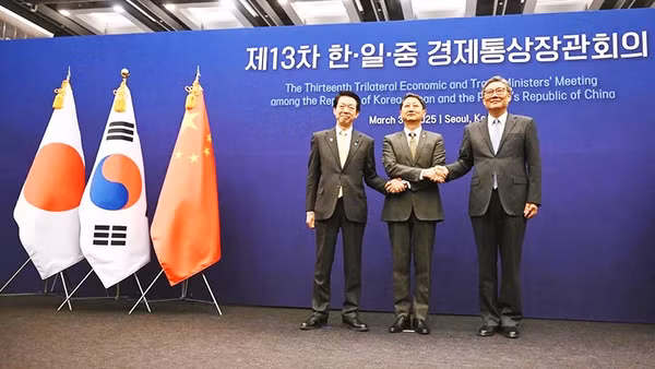 Đại diện thương mại của Trung Quốc, Hàn Quốc và Nhật bản tại một sự kiện hợp tác. Ảnh: ASAHI