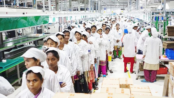 Công nhân làm việc tại một nhà máy dệt may của Ấn Độ. Ảnh: THE ECONOMIST