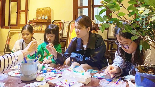 Các bạn trẻ trải nghiệm sáng tạo với lá bồ đề.