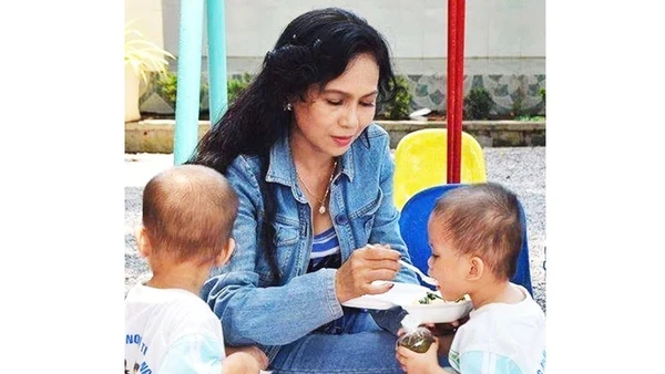 Diễn viên điện ảnh Vân Thanh giúp đỡ trẻ em mồ côi, khuyết tật. Ảnh: Nhân vật cung cấp