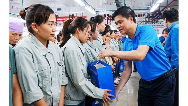 Ông Ngọ Duy Hiểu, Phó Chủ tịch Tổng LĐLĐ Việt Nam thăm và tặng quà Tết cho công nhân lao động.