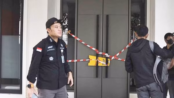 Lực lượng chức năng khám nhà riêng của ông Riza Chalid. Ảnh: ANTARA