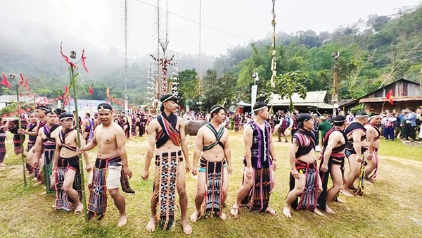 Người dân thực hiện nghi thức hiến trâu, múa tâng tung da dá.