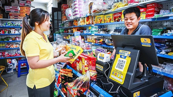 Các hộ kinh doanh buôn bán tạp hóa cũng đã từng bước chuyển đổi số.