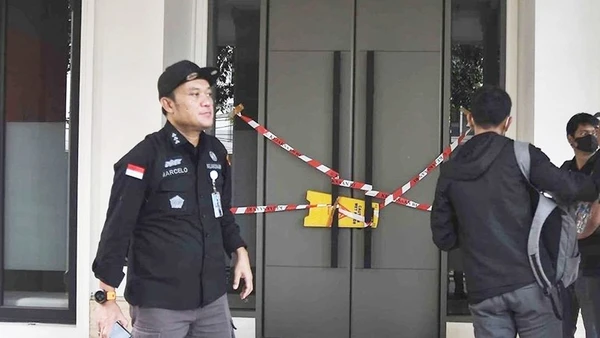 Lực lượng chức năng khám nhà riêng của ông Riza Chalid. Ảnh: ANTARA