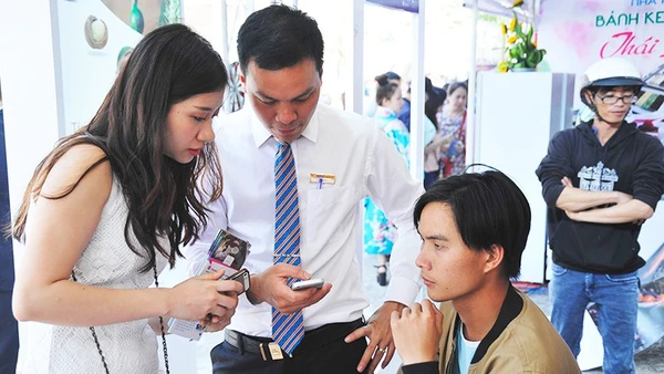 Hướng dẫn khách hàng cài đặt thẻ sim trên điện thoại. Ảnh: SONG ANH