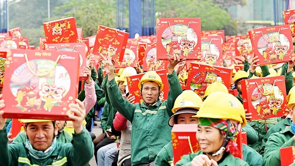 Người lao động hạnh phúc với Chương trình Xây Tết do Báo Nhân Dân phối hợp tổ chức. Ảnh: BẢO LONG