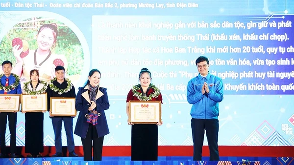 Lò Chúc Chi nhận bằng khen của Trung ương Đoàn TNCS Hồ Chí Minh về khởi nghiệp năm 2025.