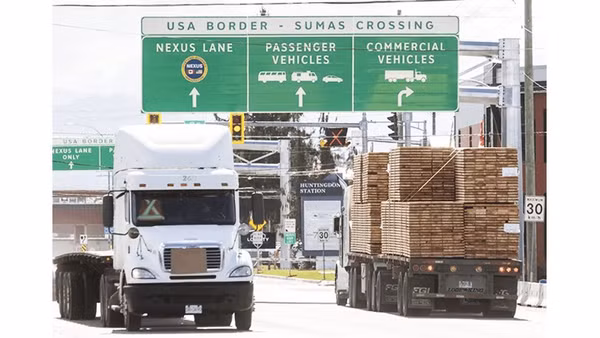 Hàng hóa lưu thông giữa biên giới Mỹ và Canada. Ảnh: POSTMDIA