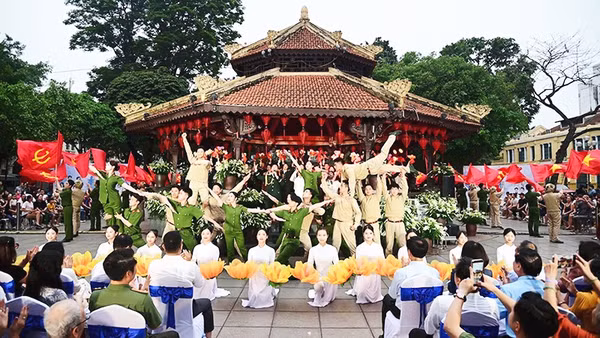 Thơ, nhạc chào hè