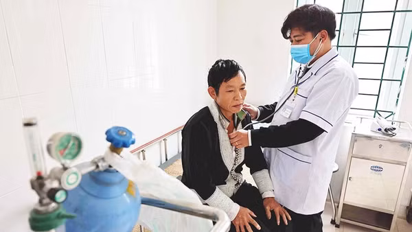Khám, chữa bệnh cho bà con người dân tộc thiểu số tại Bệnh viện đa khoa tỉnh Lạng Sơn. Ảnh: MINH TÂM