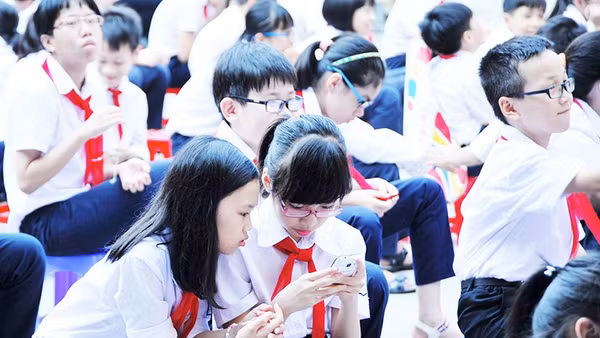 Cần đồng hành để các em bước vào môi trường số một cách an toàn. Ảnh: SONG ANH