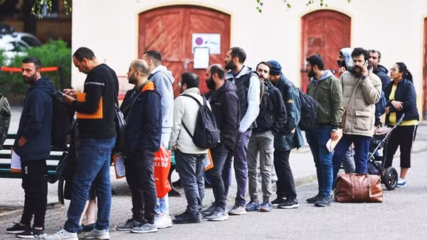 Người tị nạn chờ được cấp phép nhập cảnh tại biên giới Đức. Ảnh: AFP