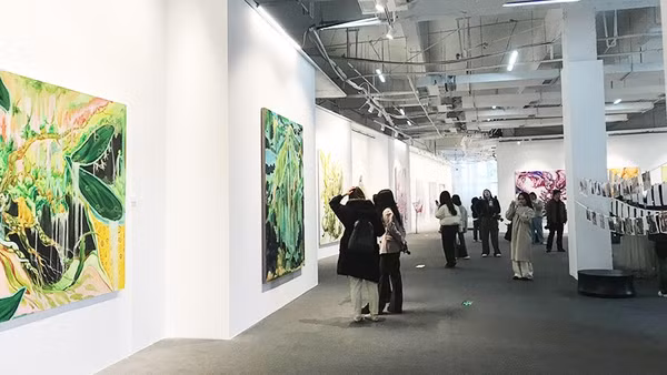 Xem triển lãm tại Nhà trưng bày nghệ thuật Thiên Sơn Phù Quang.