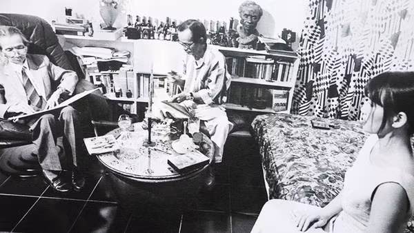 Bức ảnh nhạc sĩ Văn Cao và nhạc sĩ Trịnh Công Sơn tại nhà em gái Trịnh Vĩnh Trinh.