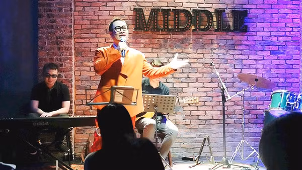 Ca sĩ Khôi Minh tại đêm nhạc kỷ niệm sinh nhật nhạc sĩ Trịnh Công Sơn 27/2/2026.