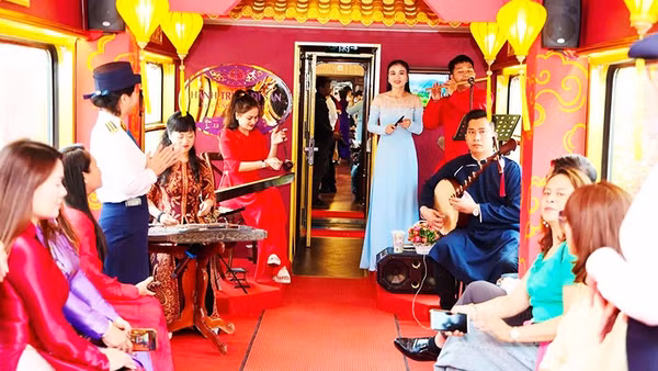 Khoang cộng đồng có biểu diễn ca Huế, ẩm thực vùng miền phục vụ khách đi tàu.