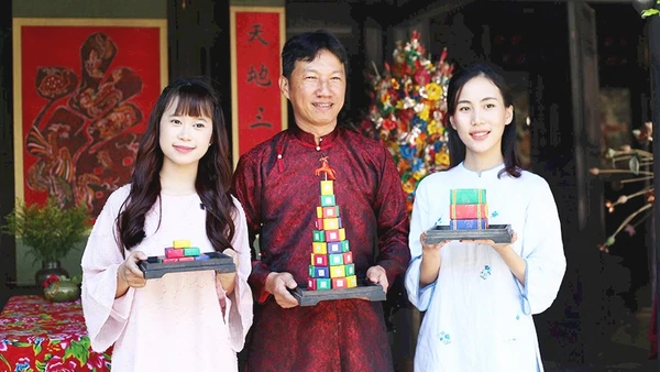 Anh Trần Thanh Quang (đứng giữa) lưu giữ nét tinh hoa ẩm thực Huế.