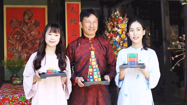 Anh Trần Thanh Quang (đứng giữa) lưu giữ nét tinh hoa ẩm thực Huế.