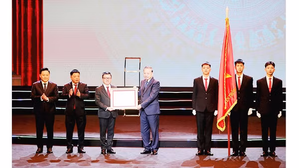 Tổng Bí thư Tô Lâm thăm phòng truyền thống Báo Nhân Dân. Ảnh: THÀNH ĐẠT