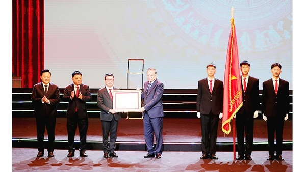 Tổng Bí thư Tô Lâm thăm phòng truyền thống Báo Nhân Dân. Ảnh: THÀNH ĐẠT