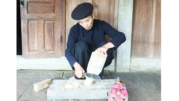 Già Hoàng Văn Cầu chế tác mặt nạ Ka Đong.