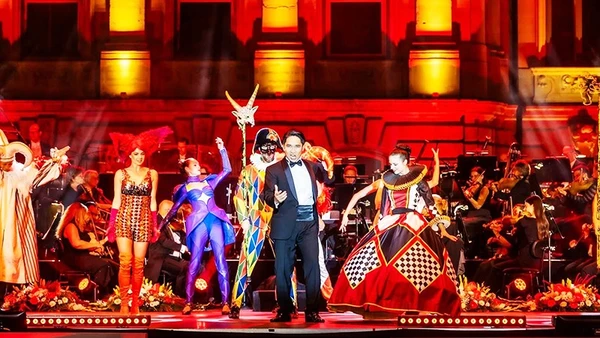 Ninh Đức Hoàng Long biểu diễn cùng các nghệ sĩ quốc tế.