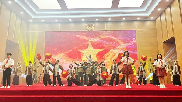 Thiếu nhi Đất Tổ kể chuyện