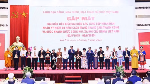 Lãnh đạo Đảng, Nhà nước trao tặng biểu trưng kỷ niệm và quà cho doanh nhân Đỗ Quang Hiển (thứ 3 từ bên phải qua) cùng các đại biểu vì đã có những thành tích xuất sắc trong công tác an sinh xã hội, hỗ trợ cộng đồng.