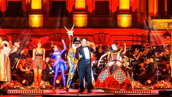 Ninh Đức Hoàng Long biểu diễn cùng các nghệ sĩ quốc tế.