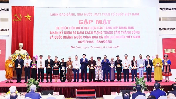 Lãnh đạo Đảng, Nhà nước trao tặng biểu trưng kỷ niệm và quà cho doanh nhân Đỗ Quang Hiển (thứ 3 từ bên phải qua) cùng các đại biểu vì đã có những thành tích xuất sắc trong công tác an sinh xã hội, hỗ trợ cộng đồng.