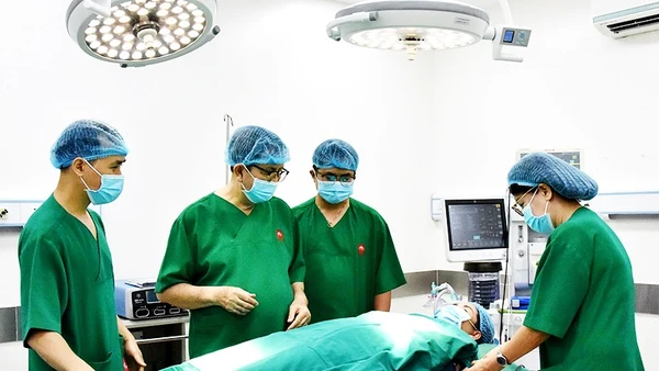 PGS, TS Nguyễn Hoài Nam (thứ hai từ trái qua) cùng ê-kíp trong một ca mổ.