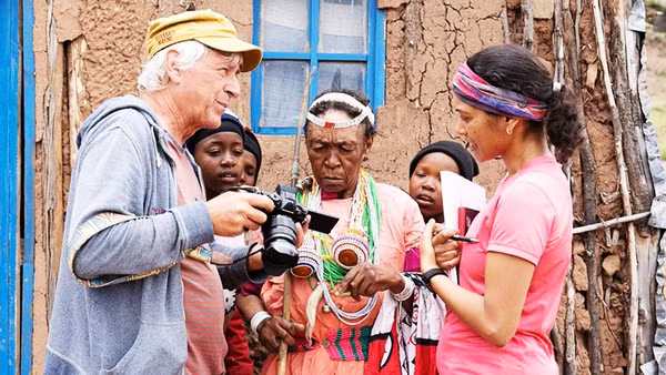 Các nhà ngôn ngữ học thảo luận về việc thu âm tiếng siPhuthi làm tư liệu. Ảnh: THE GUARDIAN