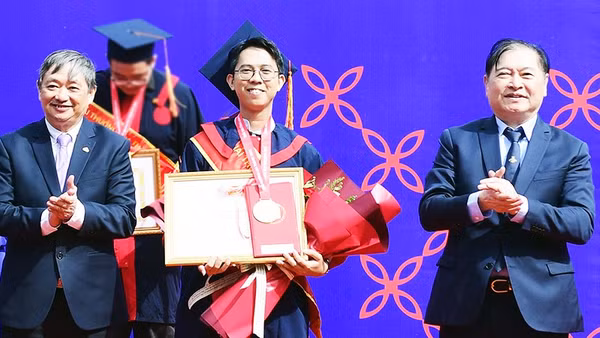 Đặng Duy Khoa tại lễ trao giải Loa Thành cho đồ án có tên “Bảo tàng Di sản Cố đô Huế”. Ảnh: NVCC