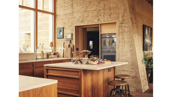 Bên trong ngôi nhà làm bằng đất nén tại Wiltshire (Anh). Ảnh: THE GUARDIAN